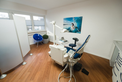 Kieferorthopäde Troisdorf – Pfalzgraf – ein Behandlungsstuhl in unserer Praxis Kieferorthopäde Troisdorf - Pfalzgraf - ein Behandlungsstuhl in unserer Praxis