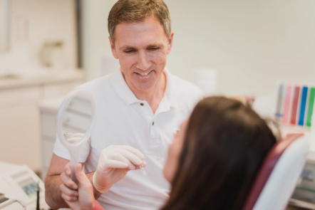 Invisalign Troisdorf – Zahnarzt Dr. Pfalzgraf – individuell angefertigte Schienen zur Zahnkorrektur Invisalign Troisdorf - Zahnarzt Dr. Pfalzgraf - individuell angefertigte Schienen zur Zahnkorrektur